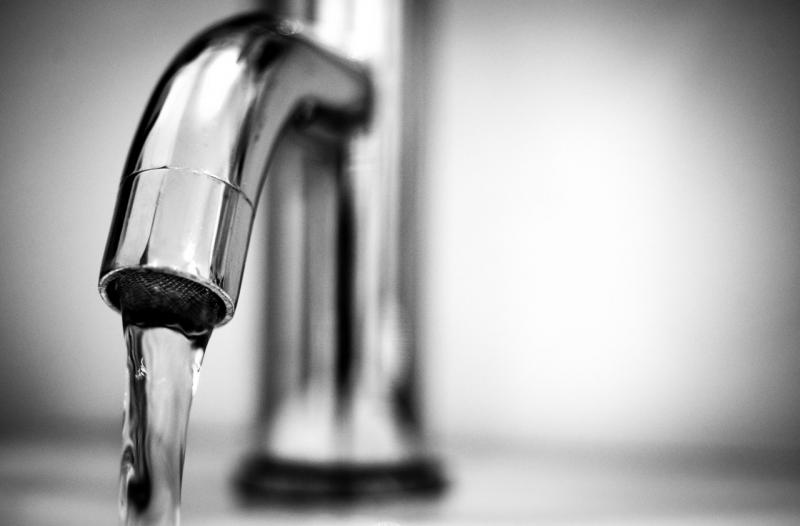 Análise da Água: Parâmetros Vitais, Monitorização, Identificação de Contaminantes e Conformidade Regulamentar